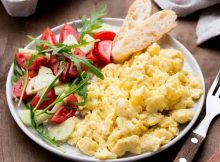 تخم مرغ با سبزیجات نمونه صبحانه